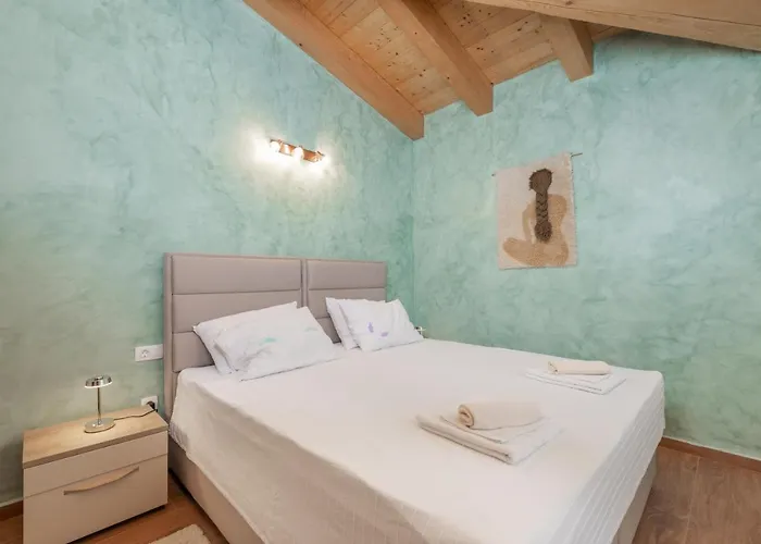 Violetta By 22estates *